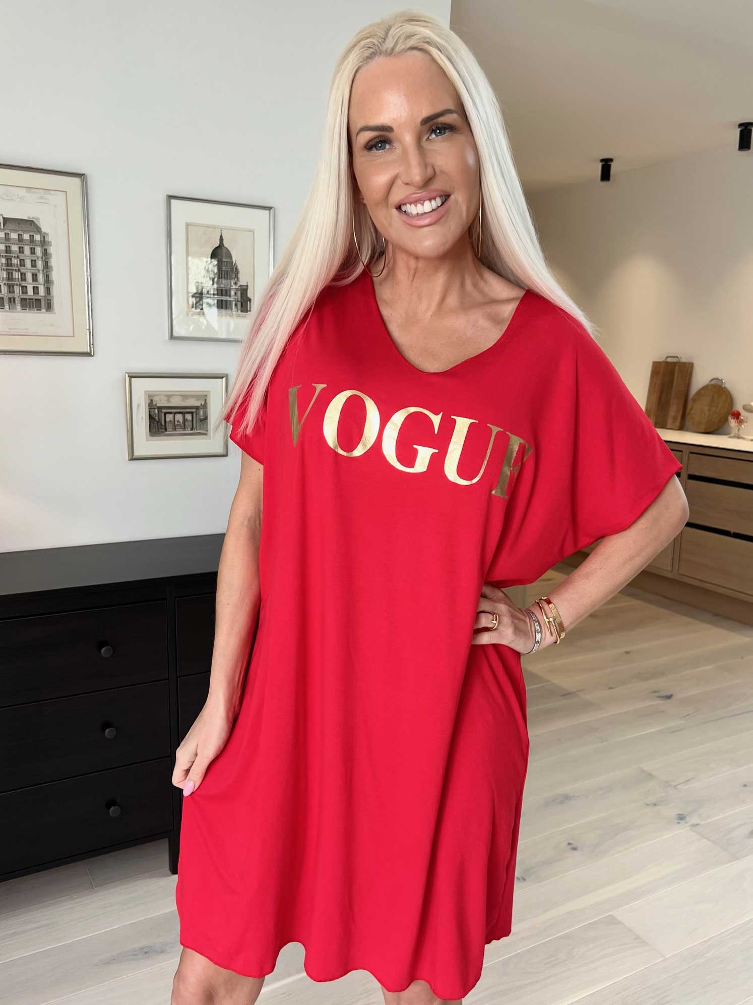 Vogue - Oversized t-shirtkjole i viskose med guld skrift